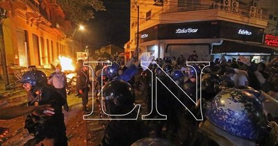 La Nación / Crisis política agudiza aún más riesgos a la baja de la economía
