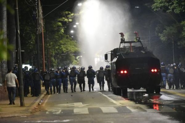 Represión frente a Mburuvicha Róga: hay al menos 8 aprehendidos