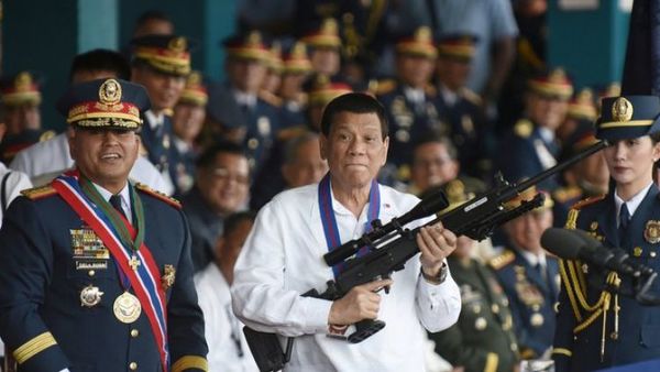 "¡Mátenlos de inmediato!": Duterte ordena acabar con los rebeldes comunistas armados en Filipinas