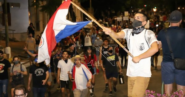 La Nación / Manifestantes pidieron dialogar con Abdo Benítez y fueron reprimidos por policías