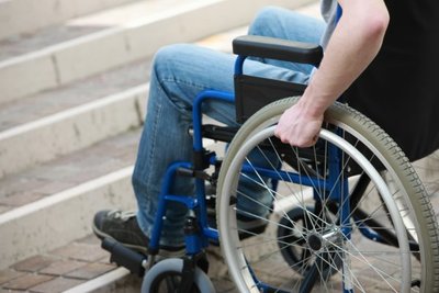 Hombre en silla de ruedas asesina a balazos a joven