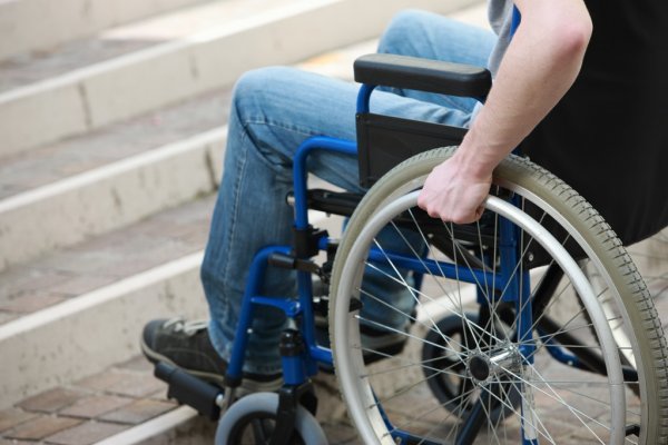 Hombre en silla de ruedas asesina a balazos a joven