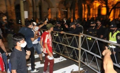 Diario HOY | Detallan presencia de barras durante incidentes en el primer día de manifestación