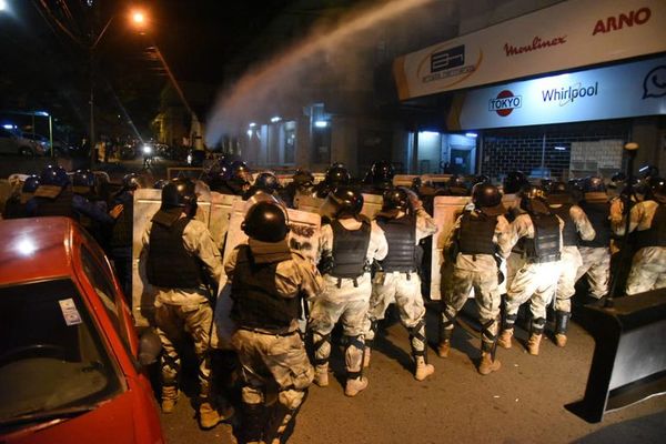 Sindicalistas repudian represión a manifestantes y piden salida del titular del IPS - Nacionales - ABC Color