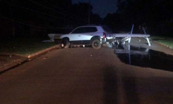 Borracho choca contra columna y agrede a policía