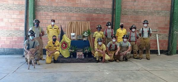 Rinden homenaje a bombero fallecido en servicio - Nacionales - ABC Color