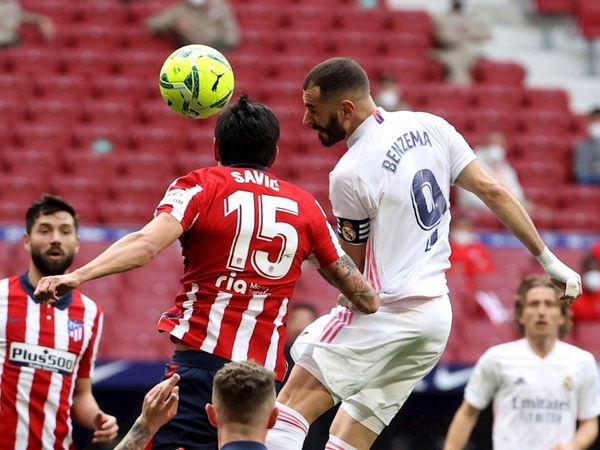 El Atlético perdona, el Madrid sobrevive