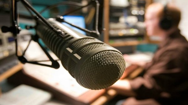 Por entrevistar a dirigentes opositores cierran emisora de radio en Venezuela
