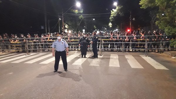 Tercera jornada de manifestación frente a Mburuvicha Róga | El Independiente