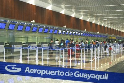 Aeropuerto ecuatoriano afectado por ceniza volcánica reanuda sus operaciones
