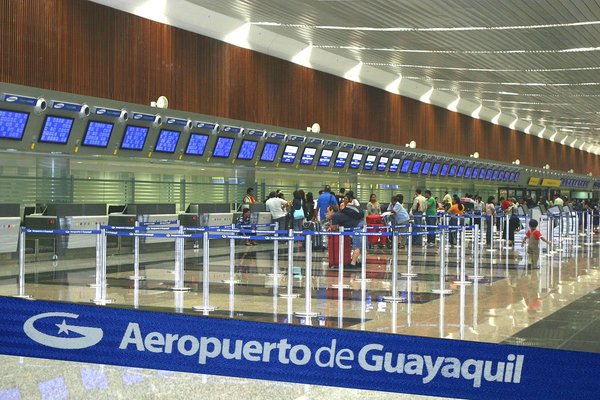 Aeropuerto ecuatoriano afectado por ceniza volcánica reanuda sus operaciones