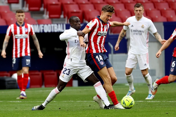 Benzema rescata al Real Madrid en el derbi ante el Atleti