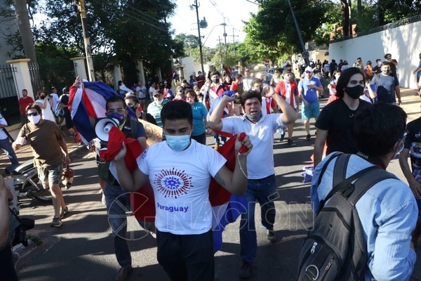 Tercer día de manifestación exigiendo renuncia de Gobierno de Mario Abdo - ADN Digital