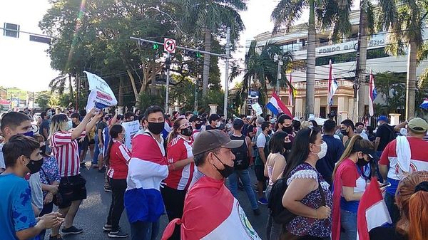 Tercer día de manifestaciones contra el gobierno de Mario Abdo Benítez - Nacionales - ABC Color