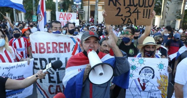 La Nación / Exigen renuncia de Abdo Benítez en inicio de la tercera jornada de protestas