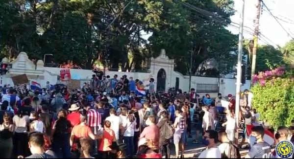Manifestantes no dan tregua y "acorralan" a Marito en Mburuvicha Róga •