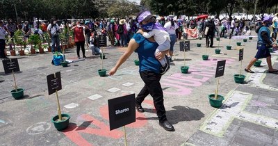 La Nación / Mujeres se manifiestan en Francia por sus derechos