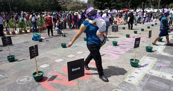 La Nación / Mujeres se manifiestan en Francia por sus derechos