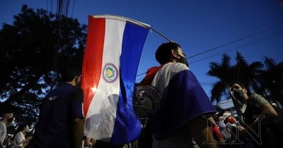 La Nación / Aumenta cantidad de manifestantes en cercanías de Mburuvicha Róga