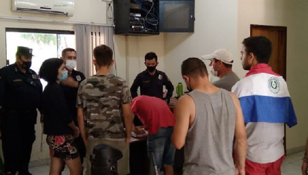 Liberan a los ocho detenidos en la manifestación frente a Mburuvicha Róga - Noticiero Paraguay