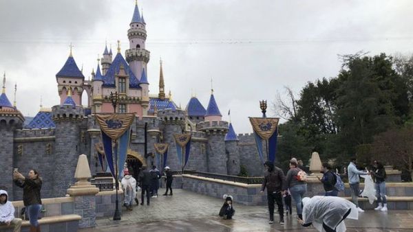 California relaja medidas para reabrir Disneyland
