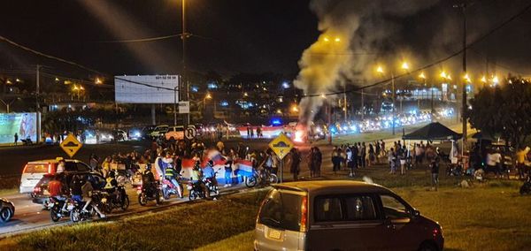 Tercera jornada de protestas en el Este - ABC en el Este - ABC Color