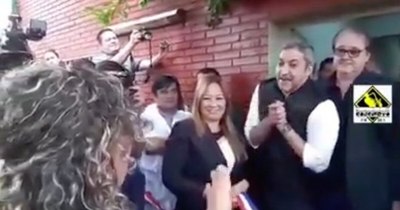 La Nación / “Te dije que no cumplirías tus 5 años de gobierno y te burlaste”, dice concejala a Abdo Benítez