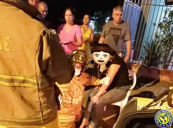 Novio arroja a una mujer del vehículo •