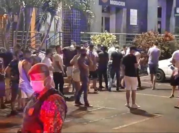 Expulsan a más de 100 brasileños que vinieron a “farrear” en CDE  - ABC en el Este - ABC Color