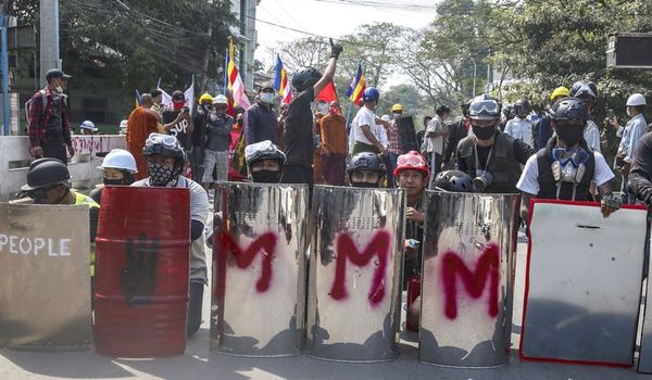 Ejército birmano dispara  balas reales contra ciudadanos en las protestas - Mundo - ABC Color