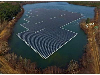 Sin espacio, Singapur crea granjas solares en el agua