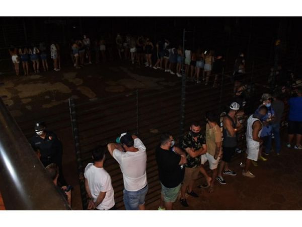 Más de 100 detenidos por violar restricción