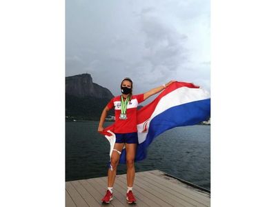 Llevan en alto la bandera
