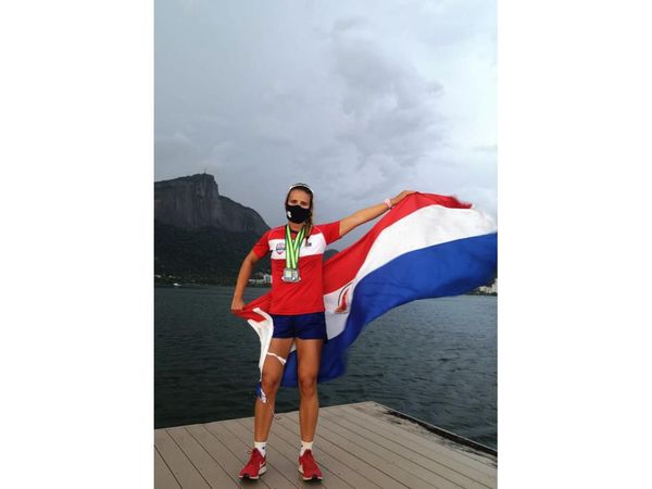 Llevan en alto la bandera