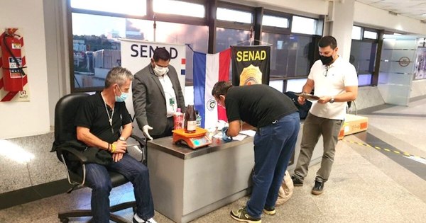 La Nación / Detienen a español con 5 kilos de cocaína líquida