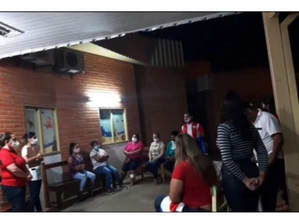 Ciudadanos piden insumos frente al Hospital de Misiones