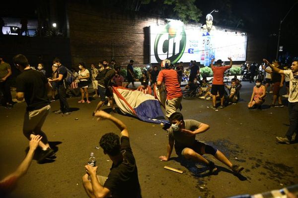 Cierran manifestación frente a la casa de HC y anuncian nuevo día de protestas - Nacionales - ABC Color