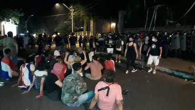 Policía responsabiliza a infiltrados de actos de violencia durante manifestación contra Cartes