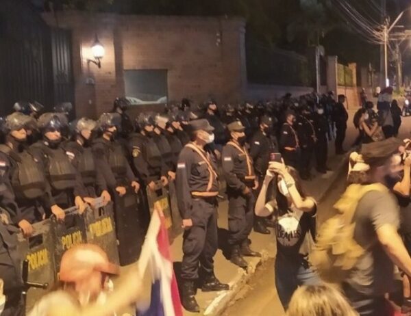 Manifestantes apuntan a Cartes por arrojar «salvavidas» a Marito