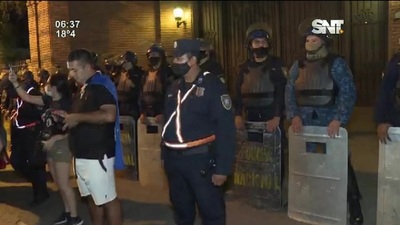 Manifestación frente a la casa de Horario Cartes - SNT
