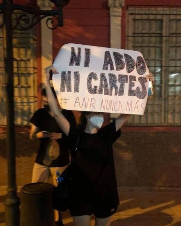 Enfrentamientos entre manifestantes y policías frente a la casa de Cartes, cerraron tercer día de movilizaciones