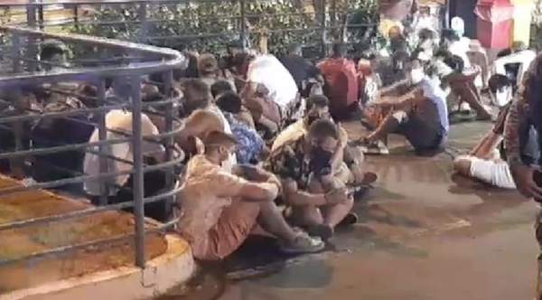Aproximadamente 100 brasileros fueron expulsados del país tras aglomeración en un bar | Ñanduti