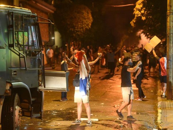 Manifestantes entregan a joven que causó disturbios en casa de Cartes 