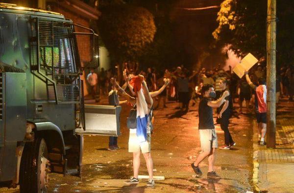 Manifestantes entregan a joven que causó disturbios frente a casa del ex presidente – Prensa 5
