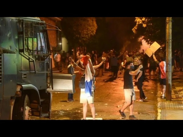 MANIFESTANTES ENTREGAN A JOVEN QUE CAUSÓ DISTURBIOS FRENTE A CASA DE CARTES