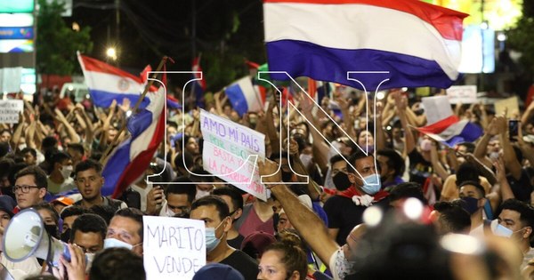 La Nación / Infiltrado provocó embate en la manifestación frente a la residencia del expresidente Cartes