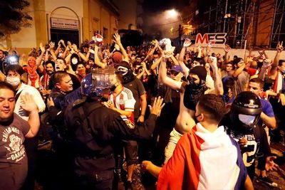 Ciudadano argentino agredió a un policía y portaba un puñal en manifestación: Quedó detenido