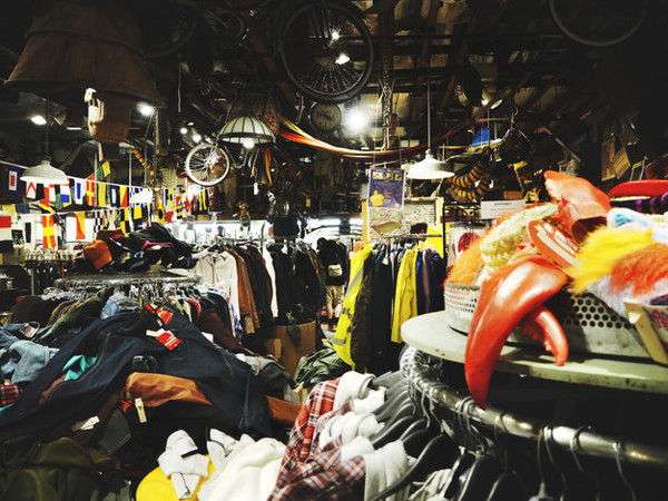 ¡Increíble! Recuperan 5.000 dólares olvidados en el bolsillo de una chaqueta donada
