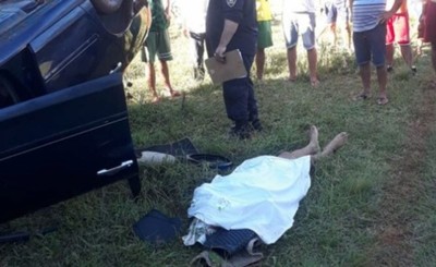 Muere tras perder el control, embestir contra un árbol y volcar