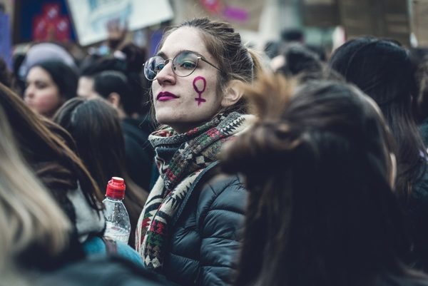 Feminismo y polarización: Creando guerras y vendiendo armas